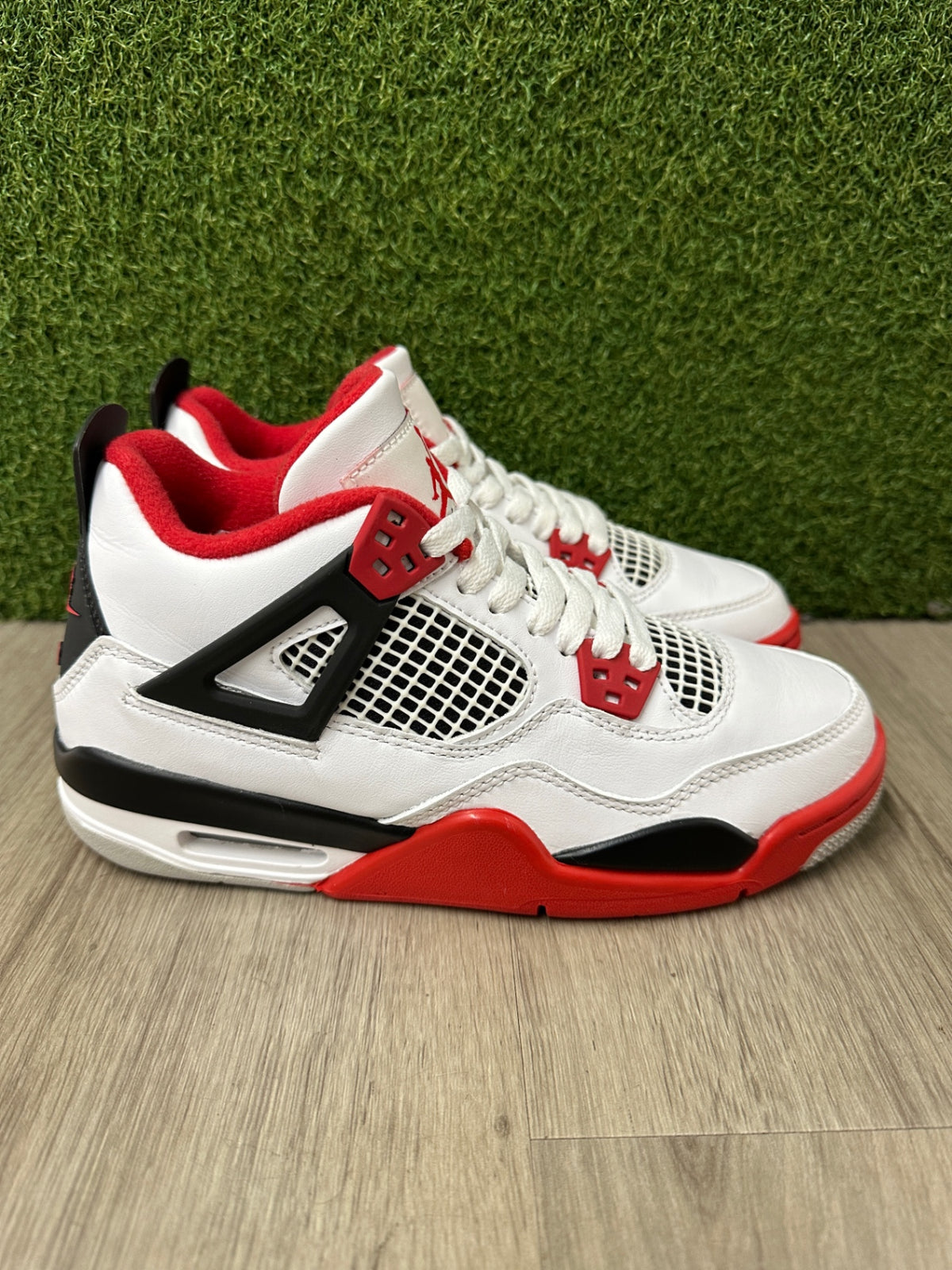 [USED A] Jordan 4 Retro Fire Red (GS) (2020) - 5.5Y (7 Women’s)